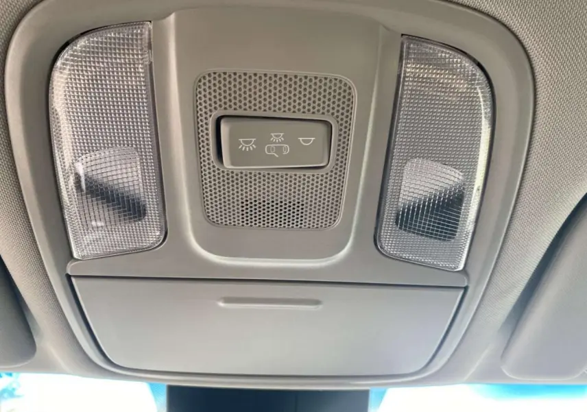 Vue en gros plan du plafonnier gris clair avec commandes d’éclairage intérieur du Kia Sportage 2021.