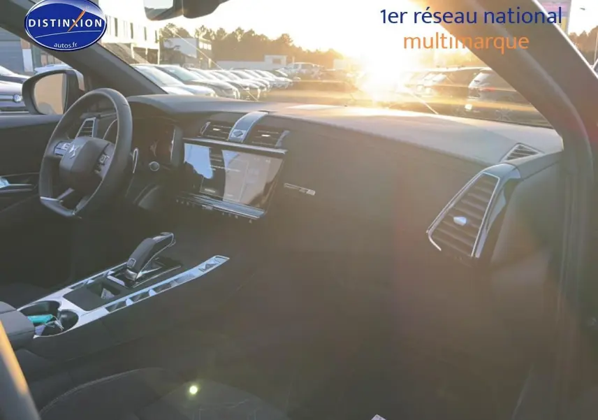 Intérieur du DS7 2026 en vue côté conducteur, tableau de bord noir avec écran tactile et volant cuir.