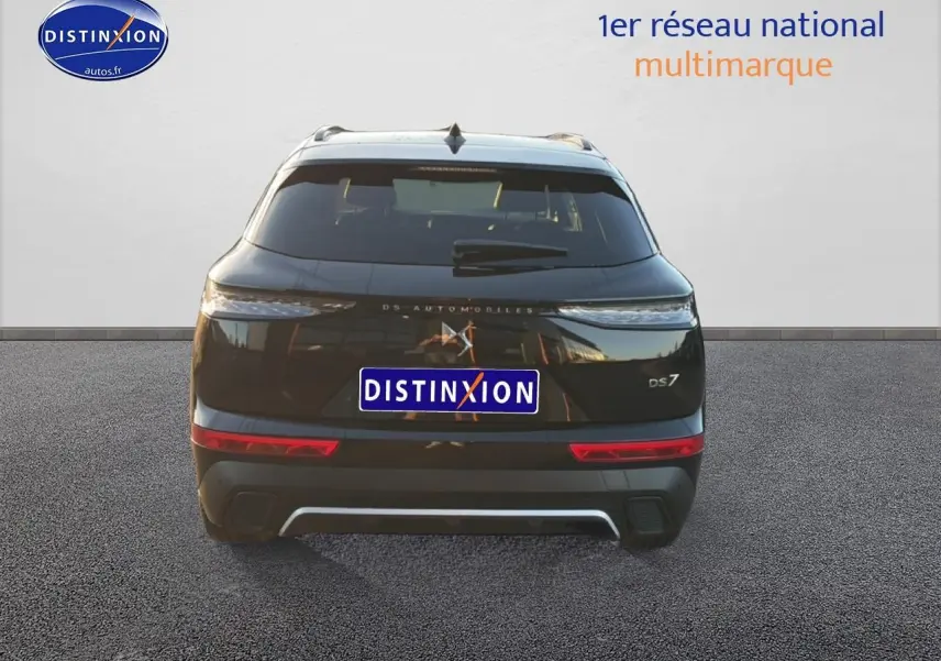 Vue arrière du SUV noir DS7 1.5 BlueHDi 130 Performance Line avec feux LED et double sortie d’échappement.