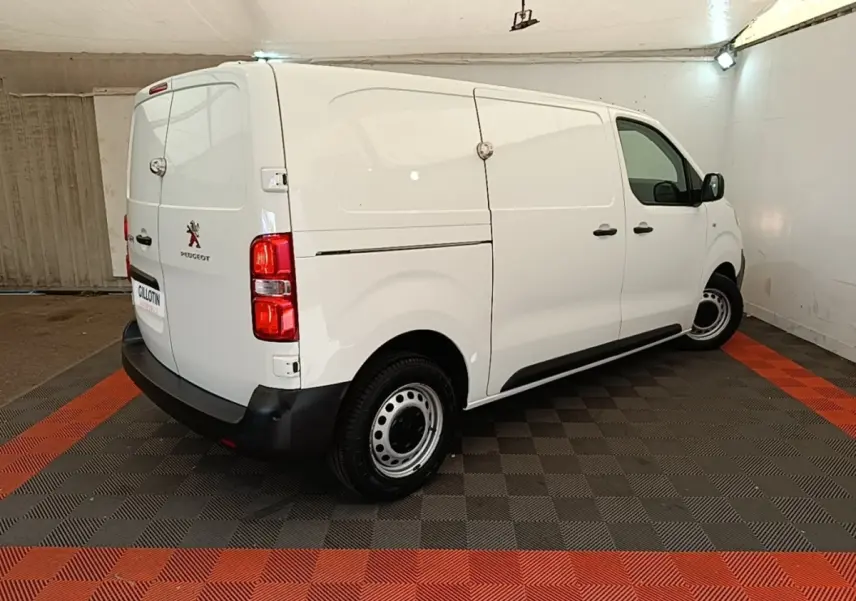 Peugeot Expert Fourgon blanc vu en 3/4 arrière droit, avec portes latérales pleines et jantes acier noires.