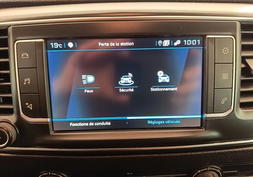 Écran tactile central du Peugeot Expert Fourgon blanc, affichant les réglages Feux, Sécurité et Stationnement.