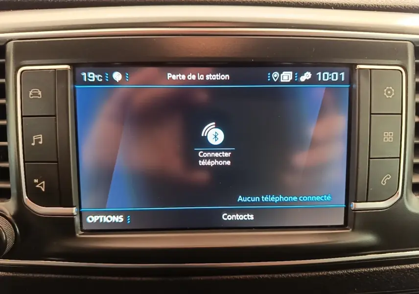 Écran tactile central du tableau de bord du Peugeot Expert Fourgon blanc, affichant la connexion Bluetooth téléphone.