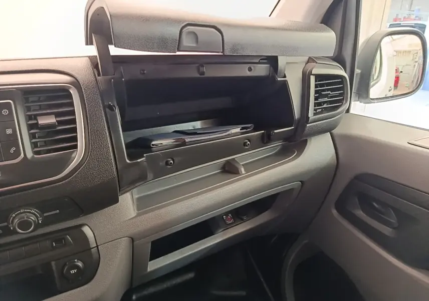 Intérieur du Peugeot Expert Fourgon blanc, vue côté passager sur la boîte à gants ouverte et la console avant.