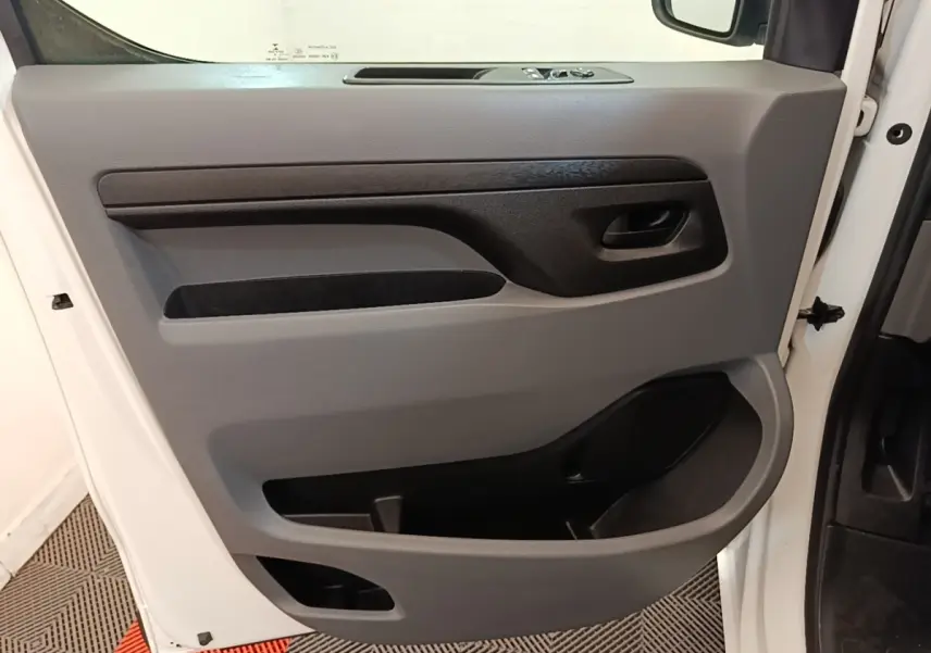 Vue intérieure de la porte avant gauche blanche du Peugeot Expert Fourgon 2020 avec commandes électriques et rangements intégrés.
