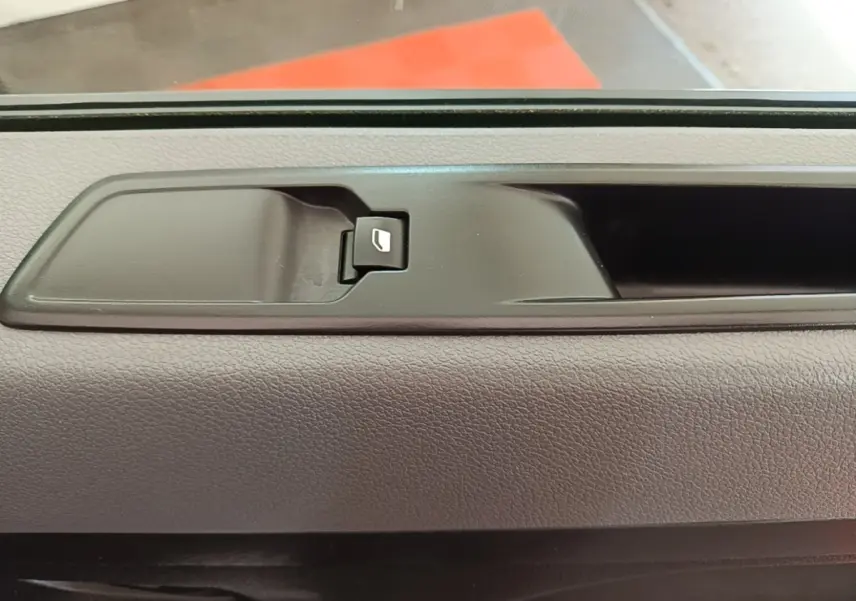 Gros plan sur la poignée intérieure de porte noire du Peugeot Expert Fourgon blanc, avec bouton de verrouillage visible.