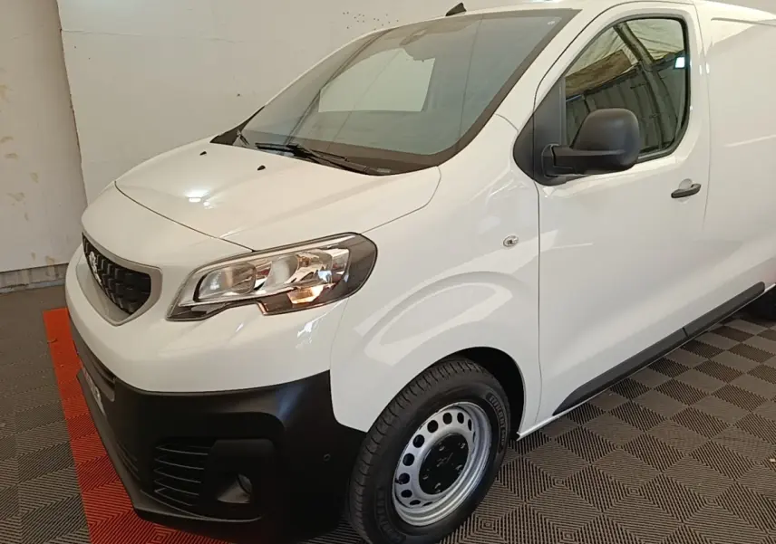 Vue 3/4 avant droit d’un Peugeot Expert Fourgon blanc avec pare-chocs noir et jantes acier simples.