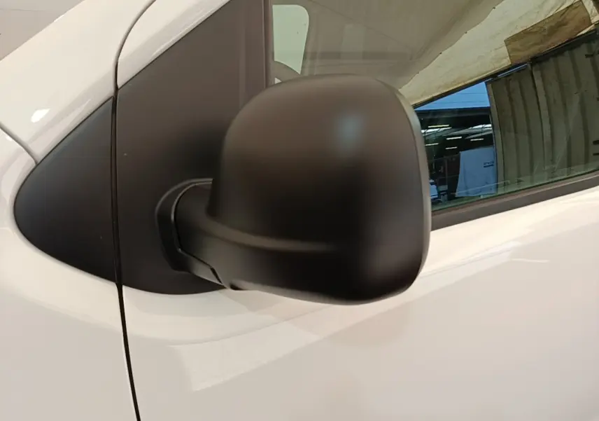 Rétroviseur noir côté conducteur du Peugeot Expert Fourgon blanc, vue rapprochée sur la portière avant gauche.