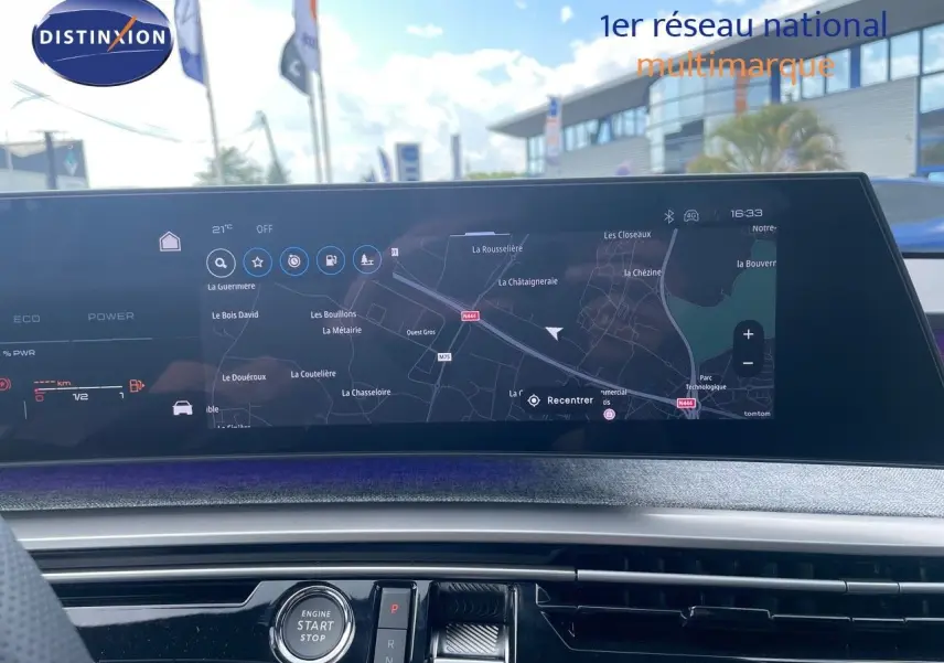 Vue intérieure du tableau de bord du Peugeot 5008 noir perle métal avec écran tactile affichant la navigation GPS.