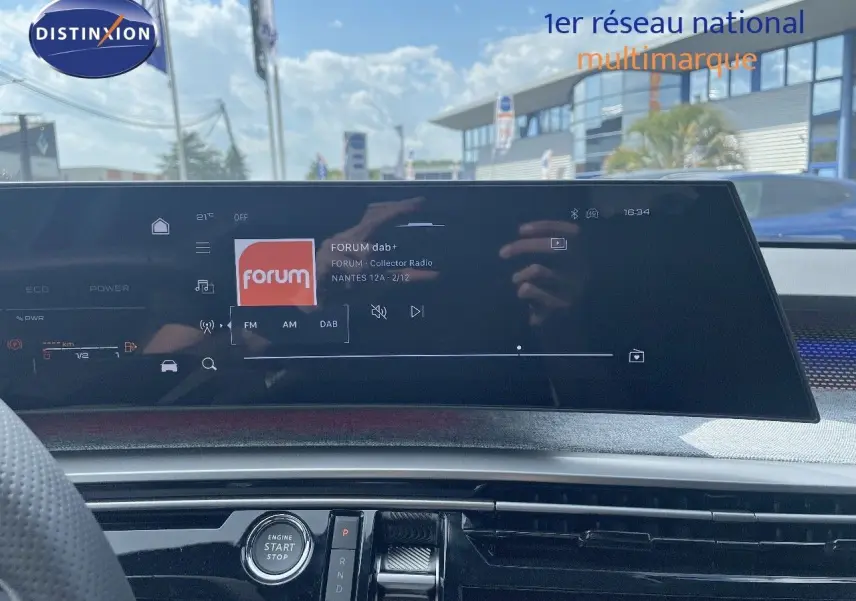 Écran tactile central affichant la radio DAB dans l'habitacle du Peugeot 5008 noir perle métal 2025.