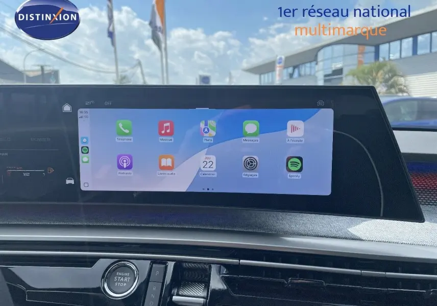 Écran tactile central affichant les applications connectées dans l'habitacle d'un Peugeot 5008 Hybrid 2025.