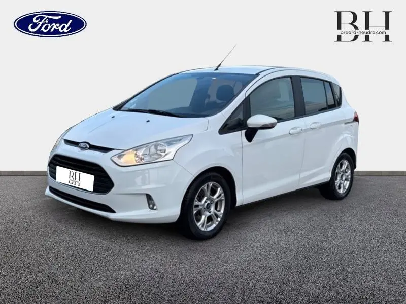 Ford B-MAX blanc Glacier en 3/4 avant droit, avec jantes alu et phares allumés sur fond clair.