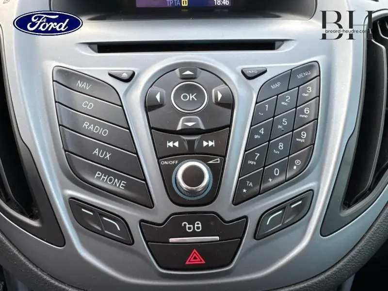 Vue rapprochée de la console centrale argentée du Ford B-MAX 1.4 Edition 2017 avec commandes audio et navigation.