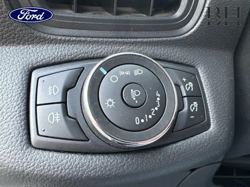 Gros plan sur la commande des phares et réglages d'éclairage du Ford B-MAX blanc Glacier de 2017.