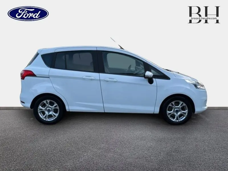 Ford B-MAX blanc glacier vu de profil côté gauche, avec jantes alliage et vitres teintées.