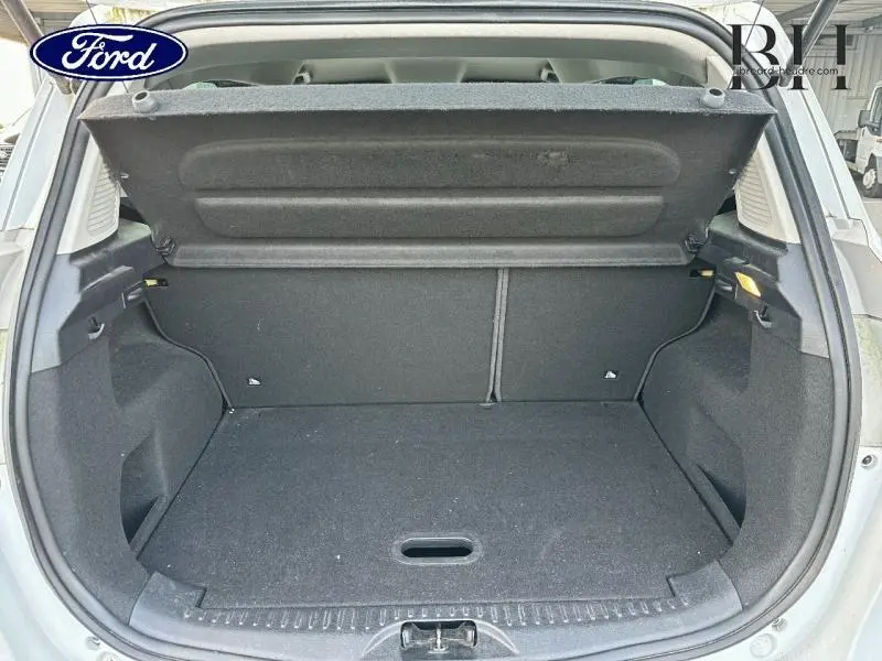 Coffre ouvert vu de l'arrière d'une Ford B-MAX blanc glacier, montrant un espace de chargement propre et spacieux.