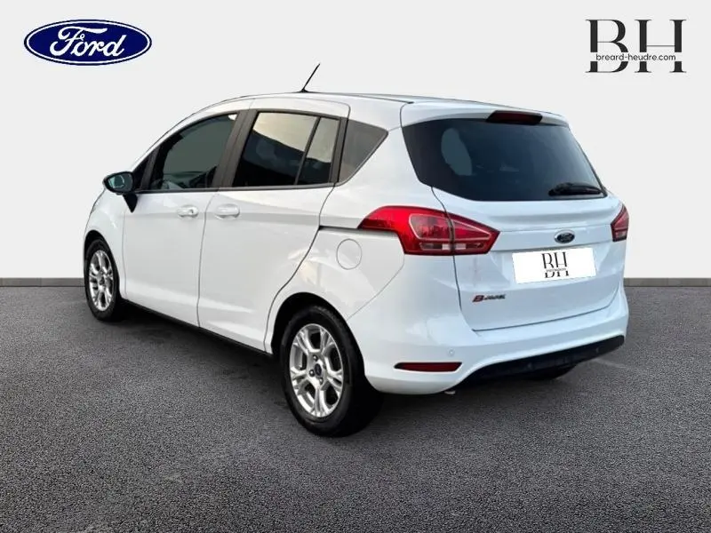 Ford B-MAX blanc Glacier vu en 3/4 arrière droit avec jantes alu et vitres teintées sur fond neutre.