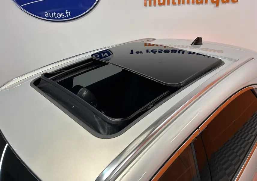 Toit ouvrant panoramique ouvert sur le dessus d'un DS7 Chrystal pearl, mettant en valeur la finition élégante du toit.