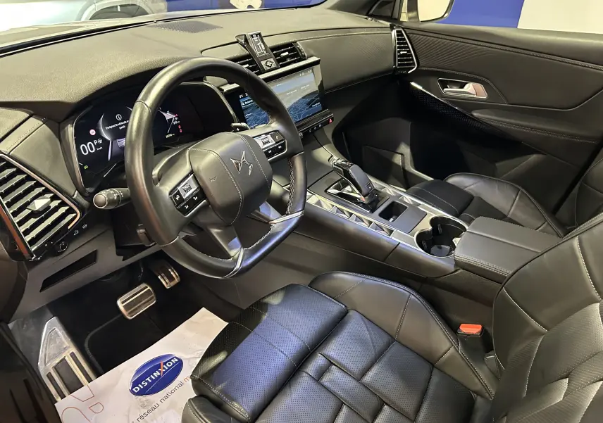 Intérieur cuir noir du DS7 2024 vu côté conducteur, avec tableau de bord digital et console centrale moderne.