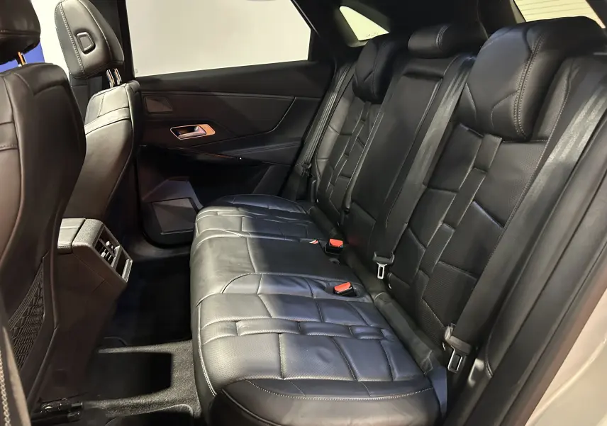 Vue intérieure côté droit des sièges arrière en cuir noir du DS7 BlueHDI 130 2024, soulignant la finition élégante.