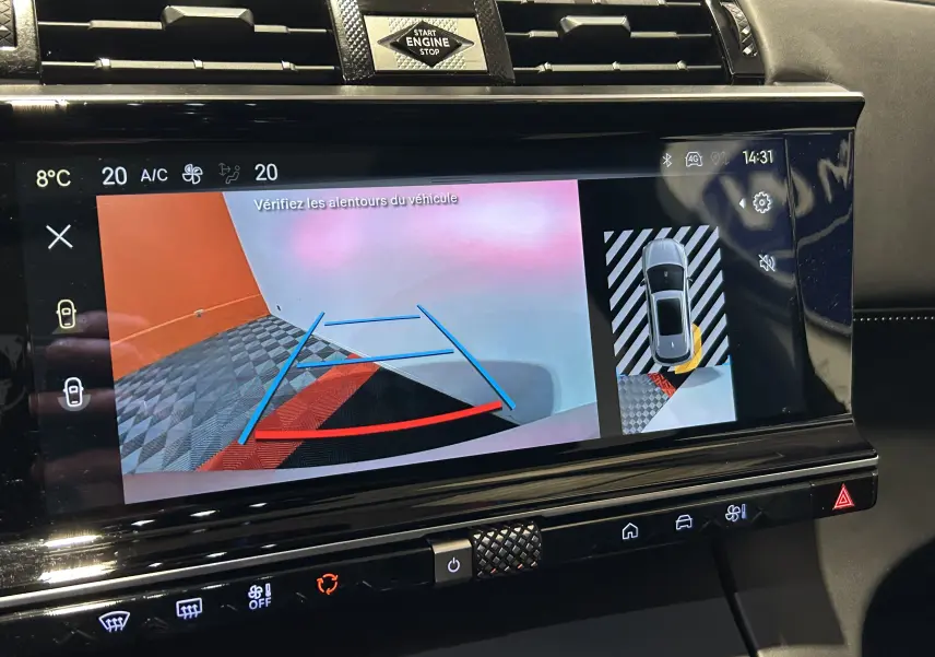 Écran central du DS7 BlueHDI 130 montrant la caméra de recul avec guidage et vue 360 intérieure.