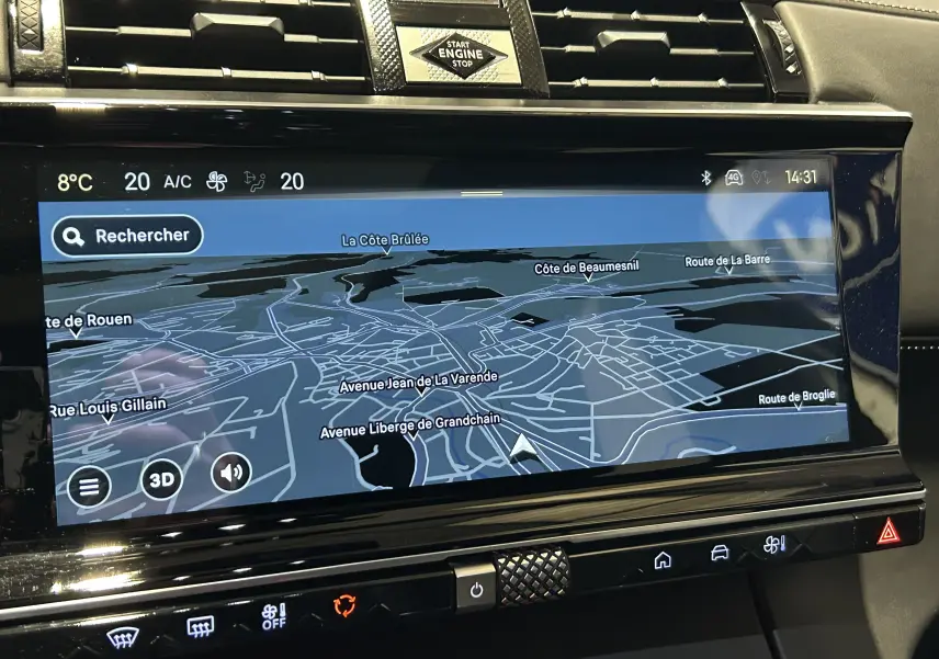 Écran tactile du GPS en mode 3D dans le tableau de bord du DS7 BlueHDI 130 Chrystal Pearl, intérieur noir.