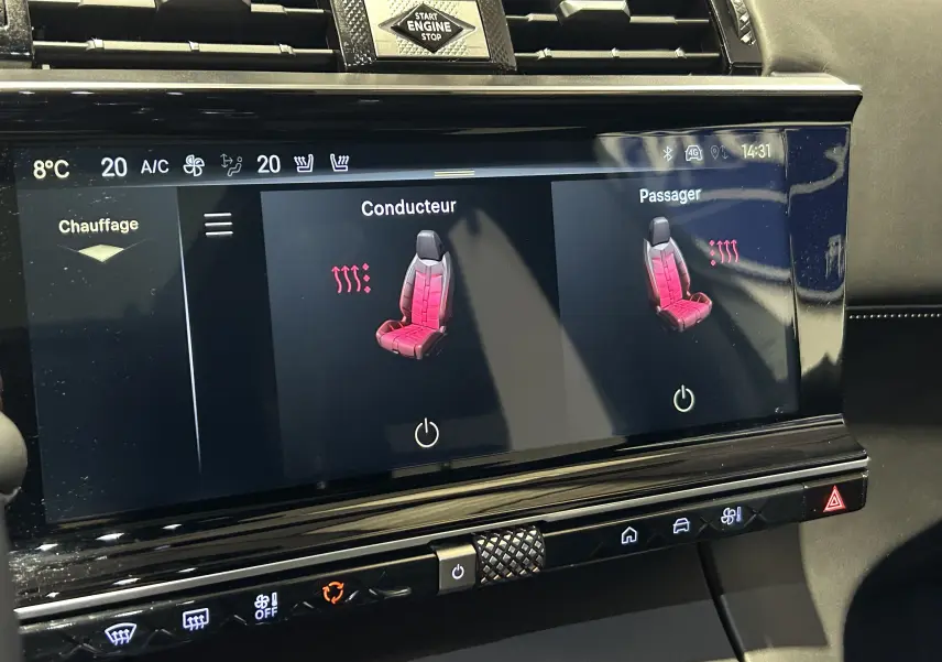 Écran tactile du tableau de bord du DS7 2024 montrant le réglage du chauffage des sièges conducteur et passager.
