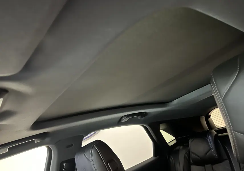 Vue intérieure du toit ouvrant et des sièges en cuir noir du DS7 BlueHDI 130 EAT8 Opera 2024.