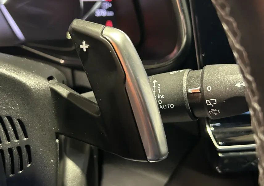 Gros plan sur la palette de changement de vitesse + côté droit du volant du DS7 BlueHDI 130 2024.