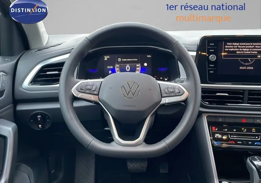 Vue centrée sur le volant et le tableau de bord numérique d'un Volkswagen T-Roc noir Grenadilla, intérieur moderne et connecté.