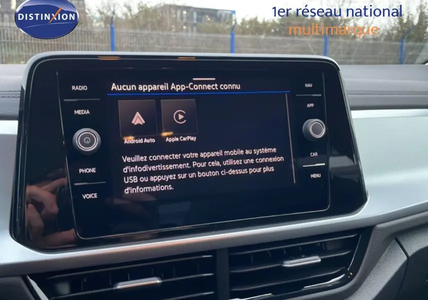 Écran tactile central du Volkswagen T-Roc noir Grenadilla, affichant le menu App-Connect avec options Android Auto et Apple CarPlay.