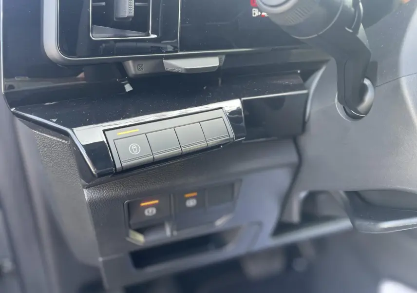 Gros plan sur les commandes sous le tableau de bord côté gauche de la Renault Rafale 2025 gris toit noir.
