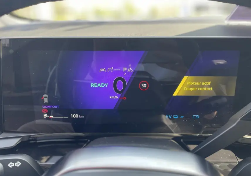 Vue rapprochée du tableau de bord numérique de la Renault Rafale 2025 affichant la vitesse et alertes en mode confort.