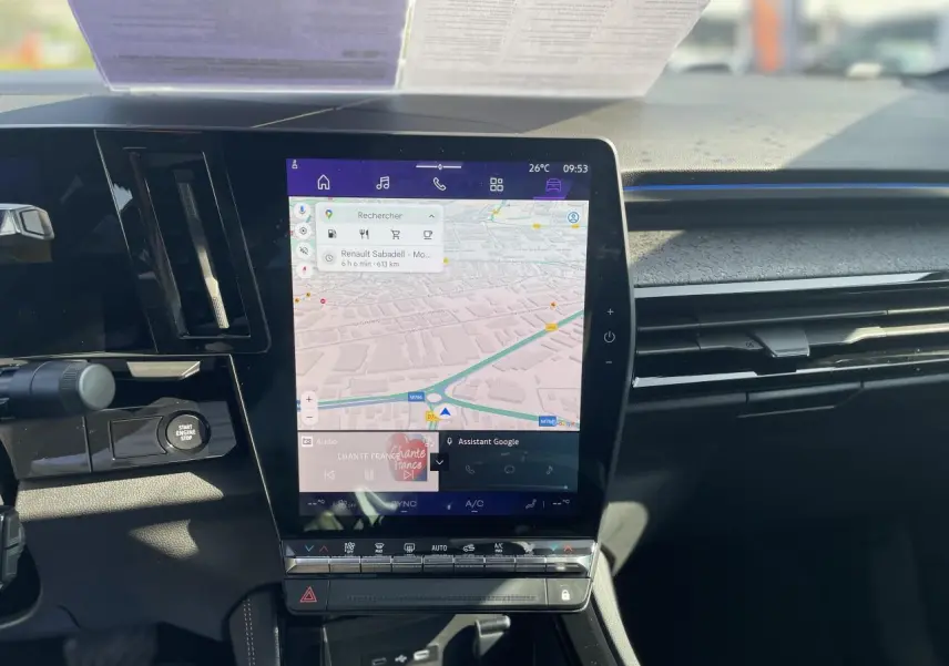 Vue rapprochée de la console centrale du Renault Rafale 2025, écran tactile vertical avec navigation Google Maps affichée.