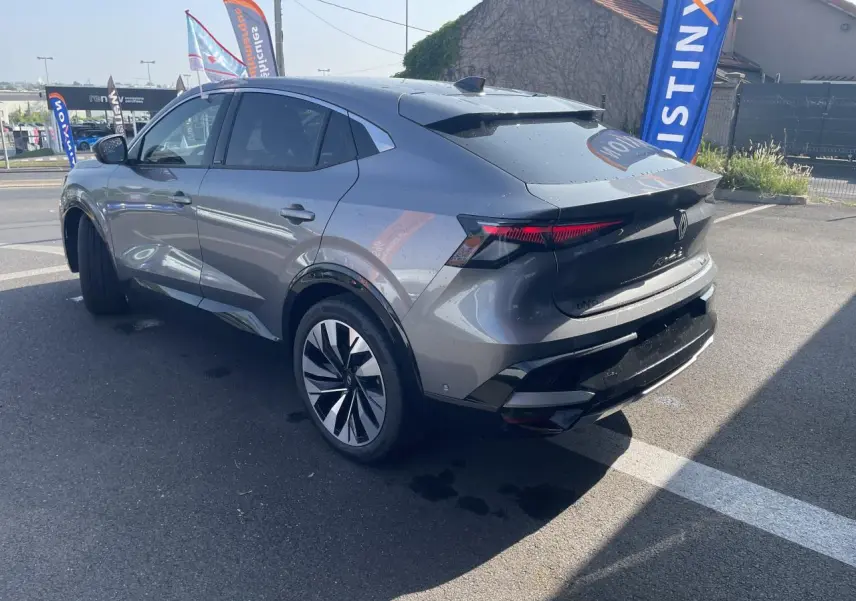 Vue 3/4 arrière droite du Renault Rafale 2025 gris avec toit noir, feux arrière LED et jantes alliage diamantées noires.