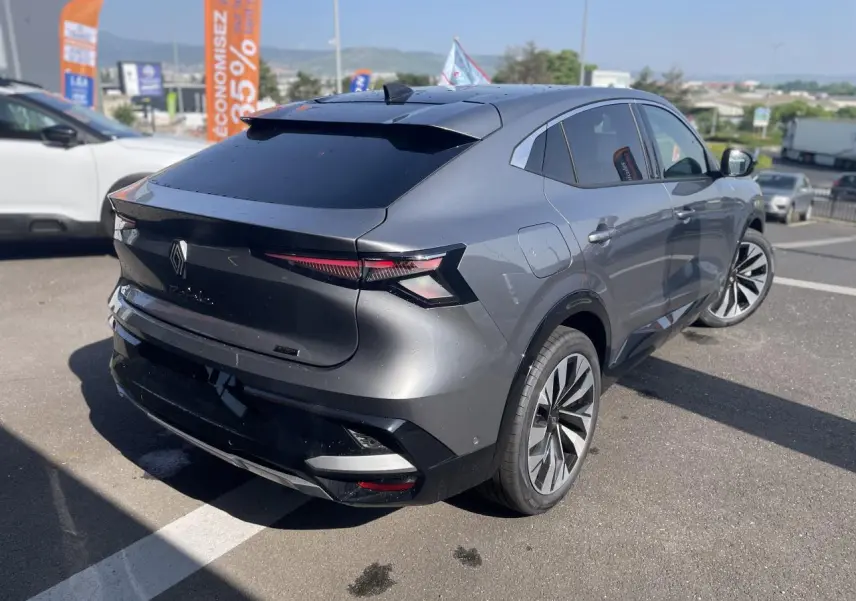 Vue 3/4 arrière droite du Renault Rafale gris avec toit noir, feux arrière LED et jantes alliage 20 pouces.