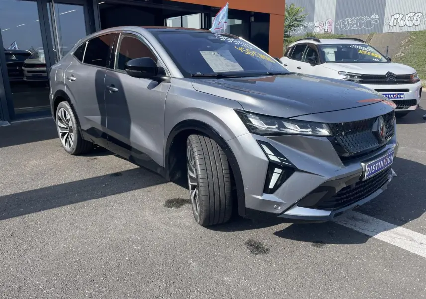 Renault Rafale gris avec toit noir, vue 3/4 avant droit, calandre noire et jantes alliage 20 pouces.