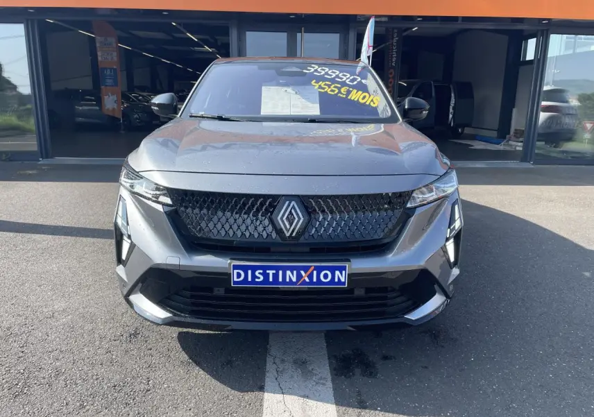 Vue avant d'une Renault Rafale 2025 gris avec toit noir, calandre 3D et feux LED distinctifs en concession.