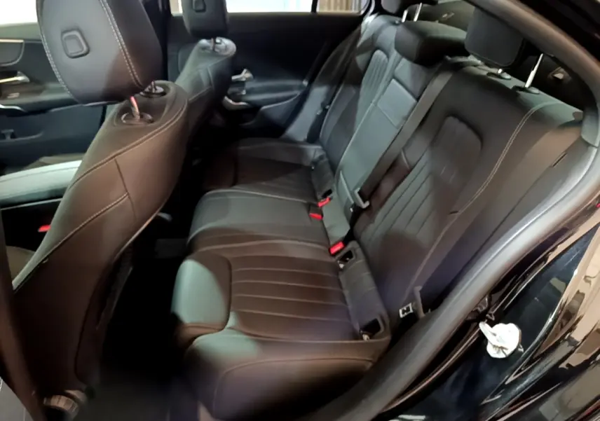 Vue intérieure côté droit montrant la banquette arrière en cuir noir de la Mercedes Classe A Berline A 200 d 2022.