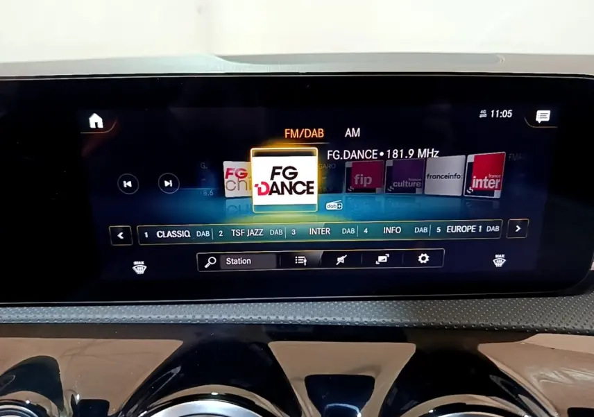 Écran tactile central de la Mercedes Classe A 200 d Progressive Line 2022 affichant les stations radio FM/DAB.