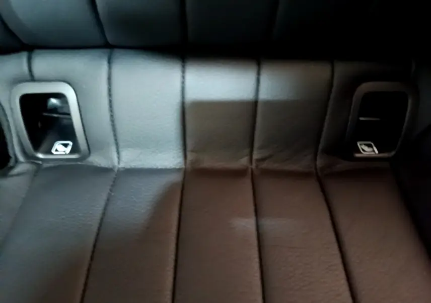 Gros plan sur la banquette arrière noire en cuir de la Mercedes Classe A Berline A 200 d Progressive Line 2022.