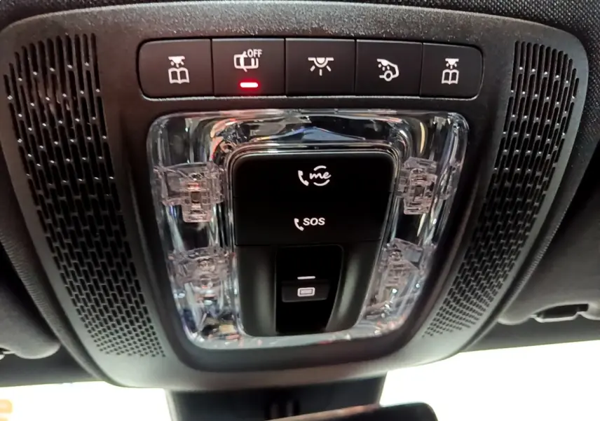 Gros plan sur la console de plafonnier noire avec boutons SOS, appel d'urgence et éclairage intérieur d'une Mercedes Classe A 200 d.