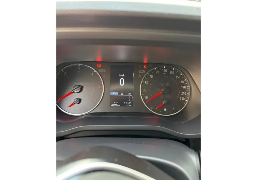 Vue rapprochée du tableau de bord du Renault Trafic Fourgon gris clair, affichant le compteur et l'odomètre à 40 761 km.