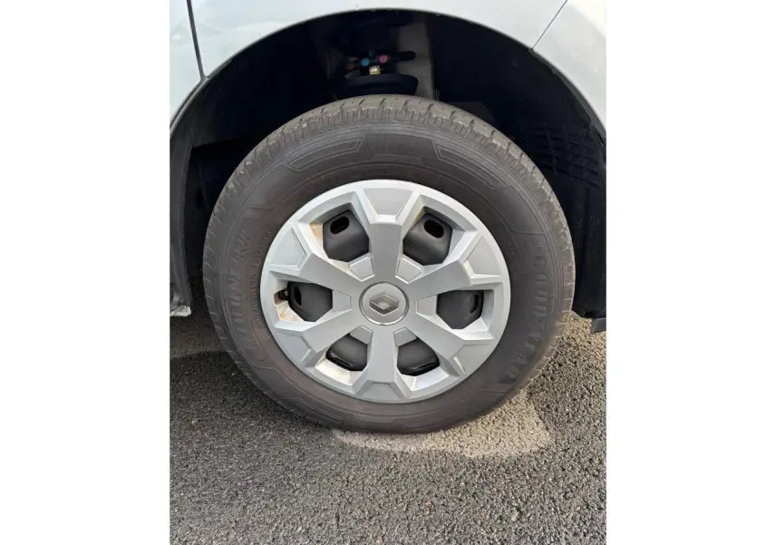 Gros plan sur la roue avant gauche gris clair du Renault Trafic Fourgon avec jante classique et logo Renault central.