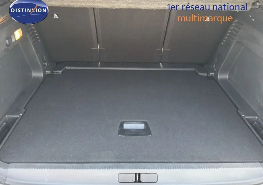 Vue intérieure du coffre spacieux et propre du Citroën C5 Aircross gris acier, avec plancher plat et poignée centrale.
