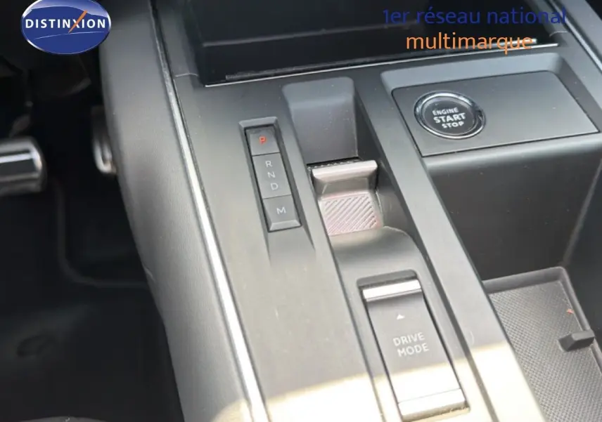 Gros plan sur la console centrale avec levier de vitesses automatique et bouton start/stop du Citroën C5 Aircross 2023 gris acier.