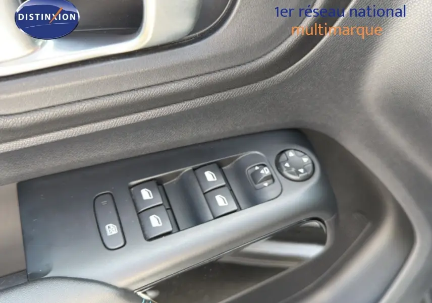 Gros plan sur les commandes de lève-vitres et rétroviseurs côté conducteur du Citroën C5 Aircross gris acier.
