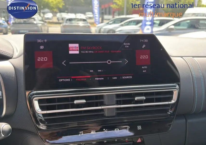 Vue intérieure centrée sur l'écran tactile et la console centrale du Citroën C5 Aircross 2023, ambiance noire moderne.