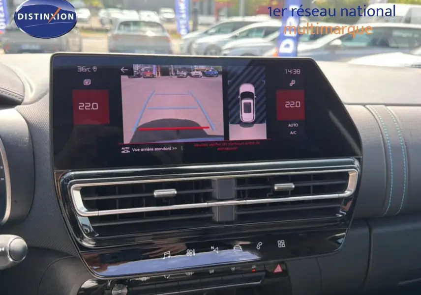 Écran central du tableau de bord du Citroën C5 Aircross 2023 montrant la caméra de recul et la climatisation à 22°C.