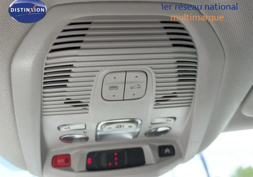 Vue en gros plan du plafonnier gris clair avec commandes d’éclairage et bouton SOS du Citroën C5 Aircross 2023.