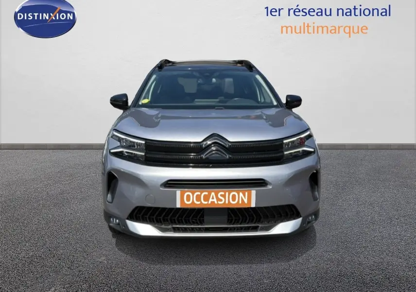 Vue avant d'un Citroën C5 Aircross gris acier 2023 avec calandre noire et feux LED distinctifs.